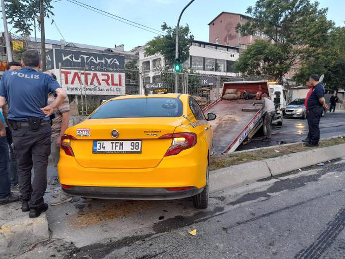 GAZİOSMANPAŞA\'DA TAKSİ İLE KAMYONET KAFA KAFAYA ÇARPIŞTI: 3 YARALI