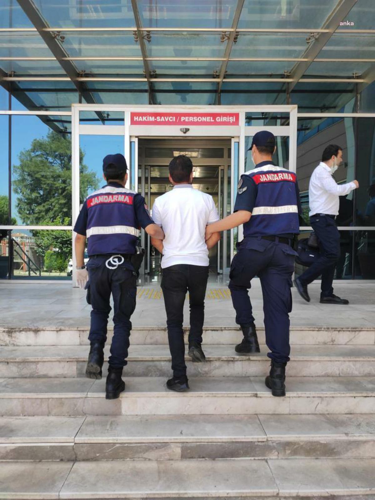 İzmir\'de Aranan 14 Suçlu Yakalandı