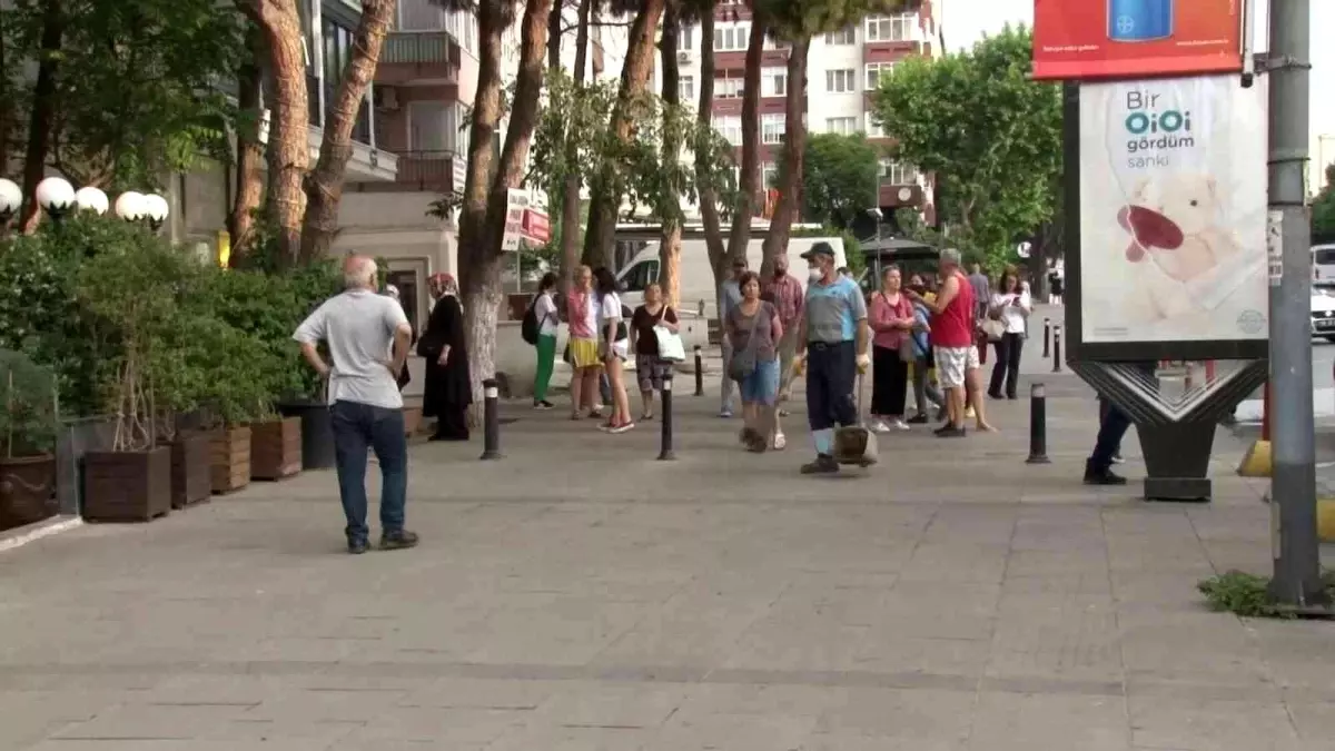 Kadıköy\'de restoranda yangın çıktı, bina sakinleri sokağa döküldü