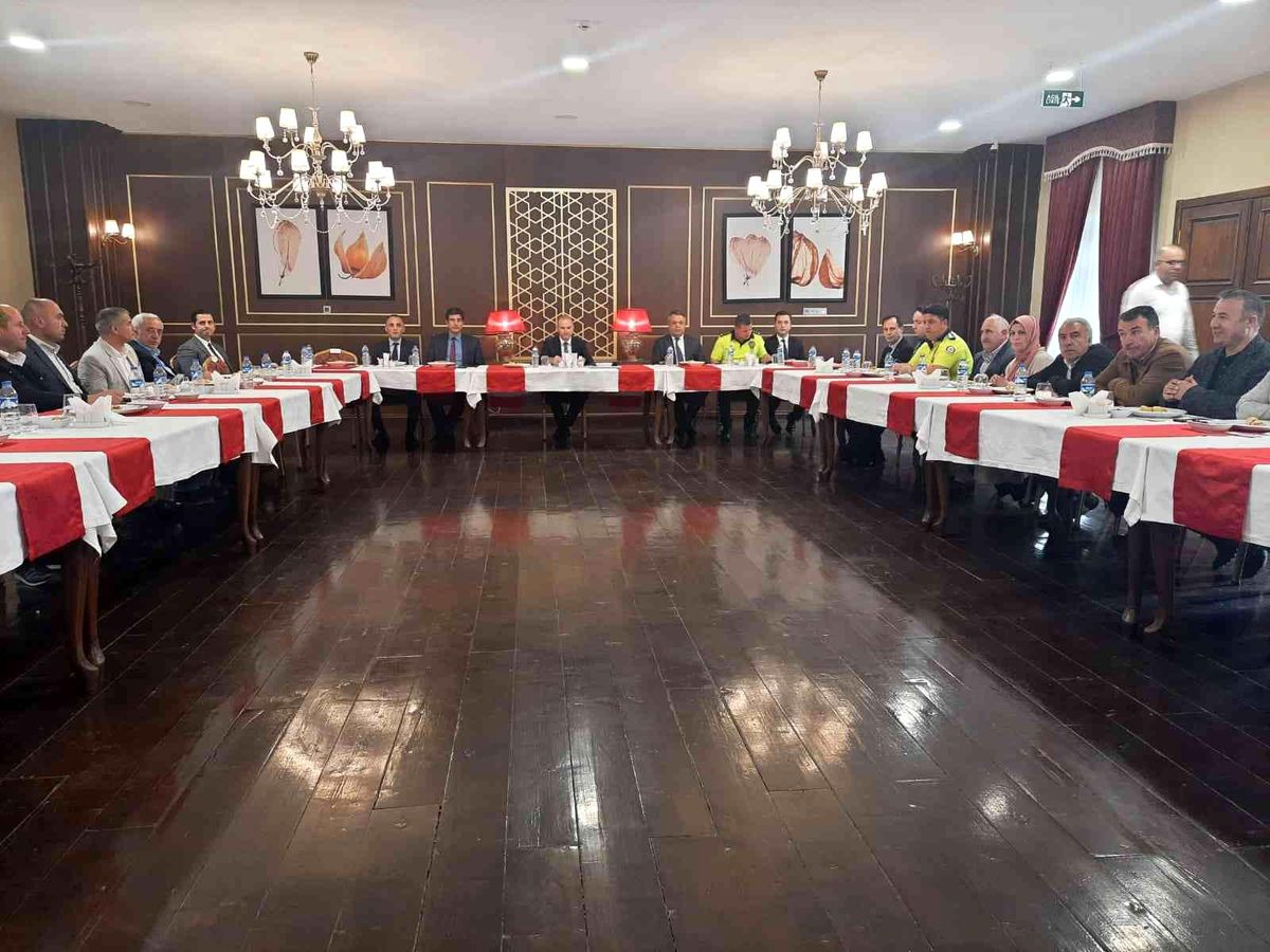 Kars Emniyet Müdürü Sağdıç muhtarlarla buluştu