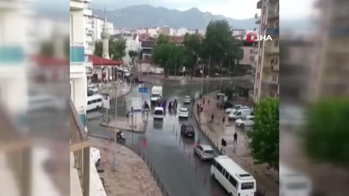 Kazada yaralanan motosiklet sürücüsünü yağmur ve fırtınadan şemsiyelerle korudular