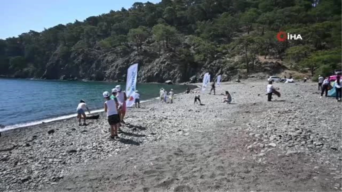 Kemer sahillerinde çevre ve deniz dibi temizliği yapıldı