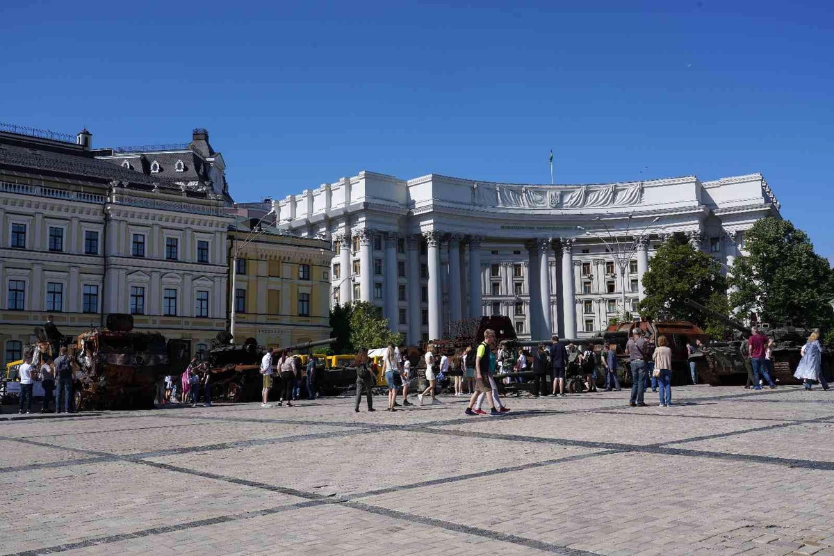 Kiev\'de Rus ordusunun ele geçirilen askeri teçhizatları sergilendi