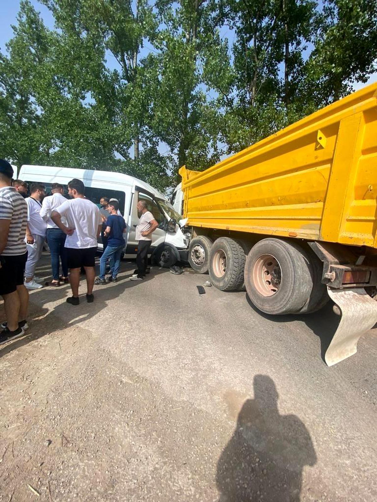 Kocaeli\'de işçi servisi ile kamyon çarpıştı