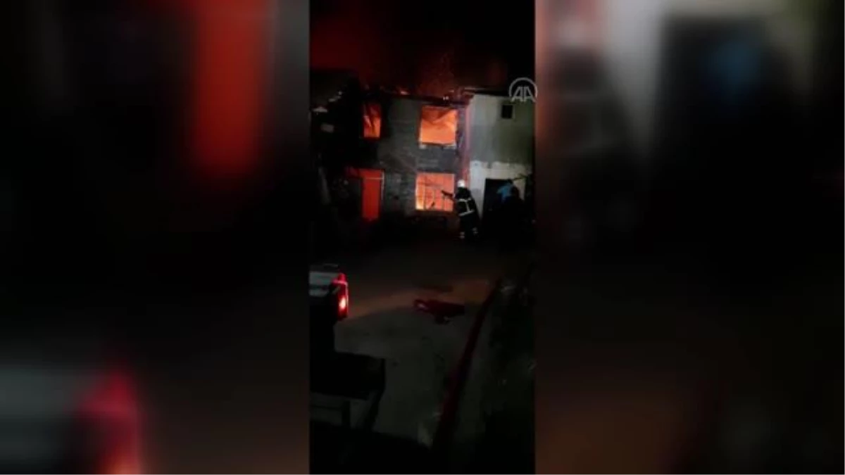 Köyde çıkan yangında bir binada bulunan 4 daire zarar gördü