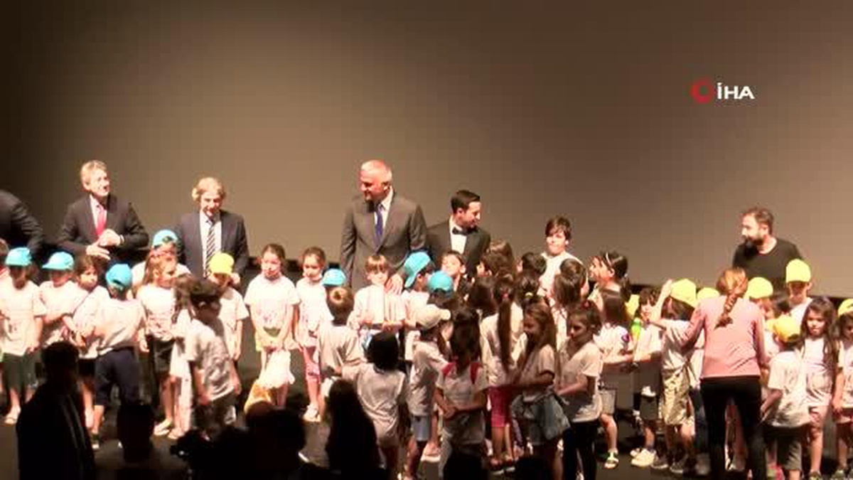 Kültür ve Turizm Bakanı Ersoy, daha önce sinemaya gitmemiş çocuklarla birlikte film izledi