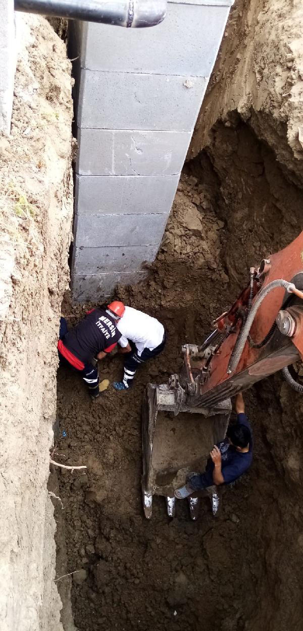 Mersin\'de altyapı çalışmasında heyelan; firma sahibi öldü