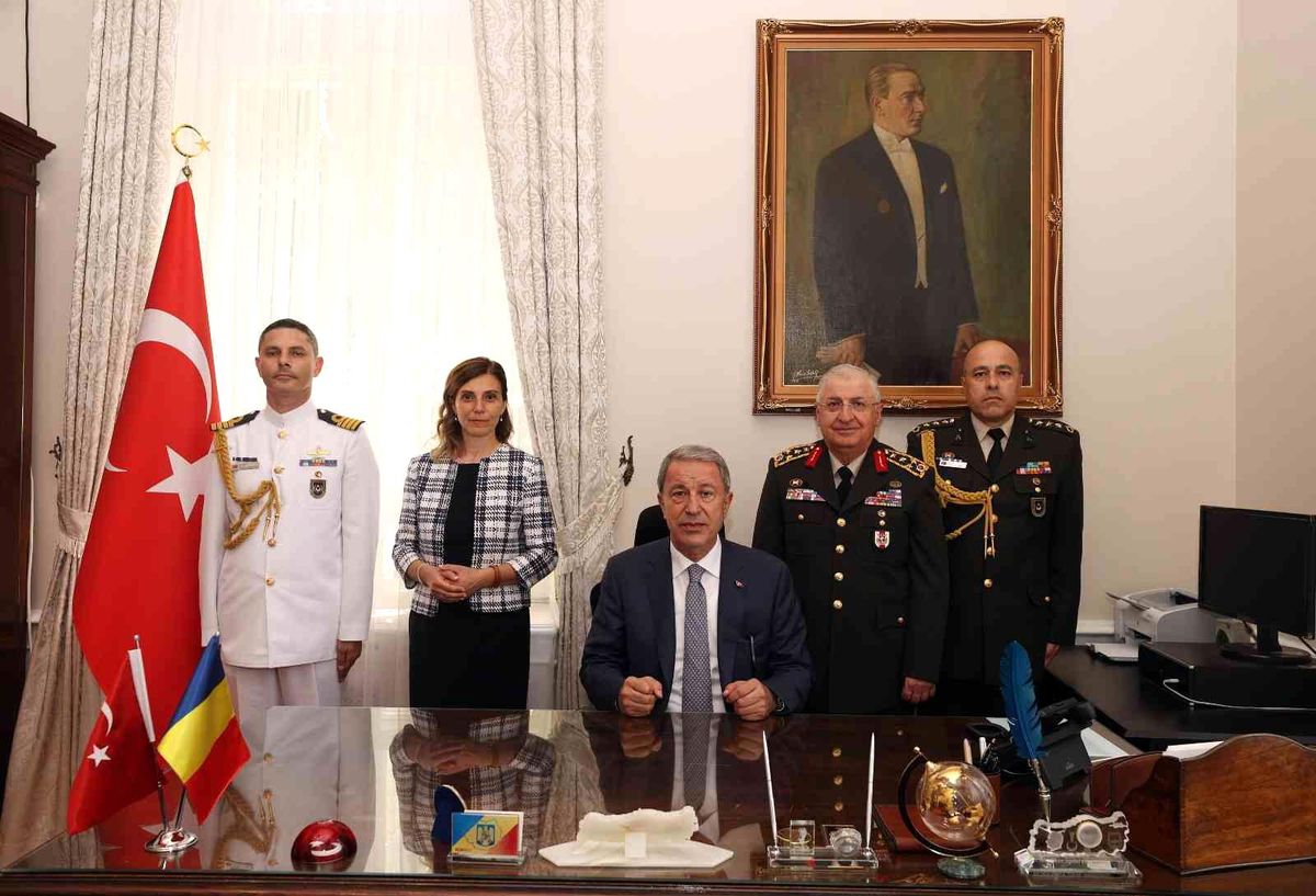 Milli Savunma Bakanı Akar, Türkiye\'nin Bükreş Büyükelçiliğini ziyaret etti