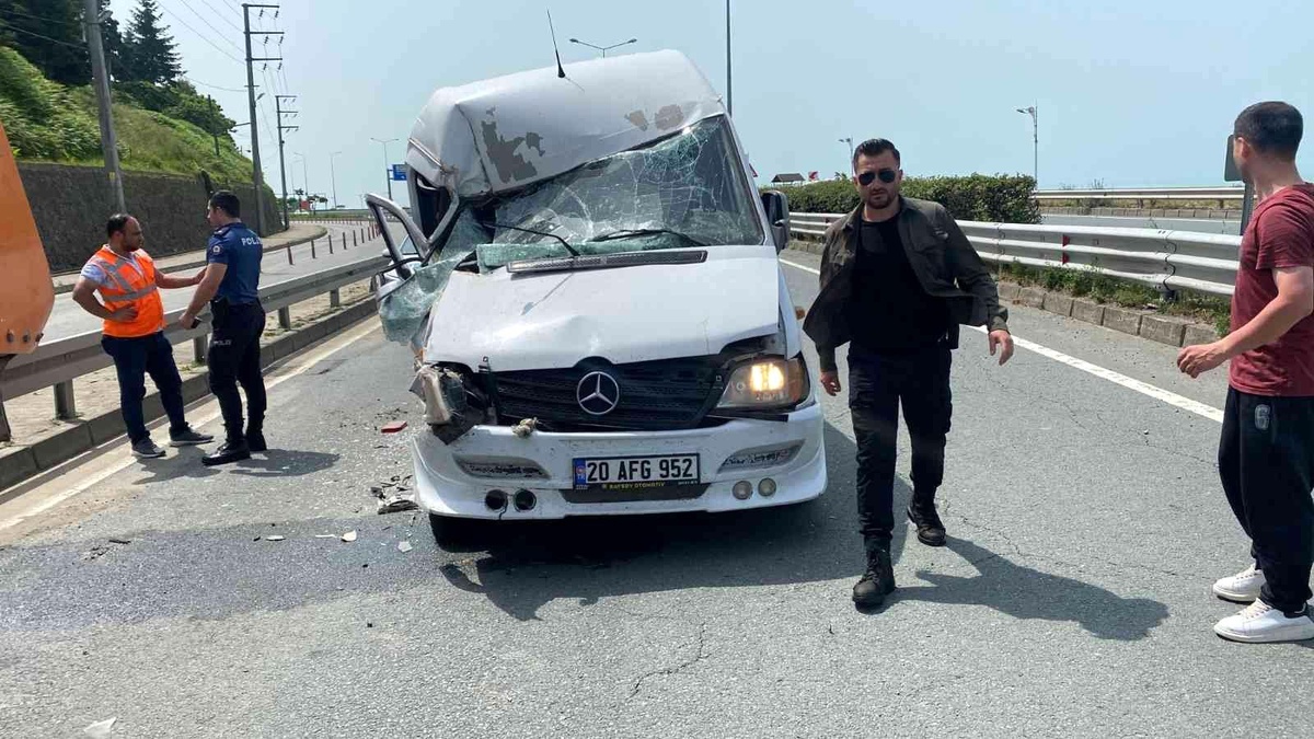 Rize\'de minibüs temizlik aracına çarptı: 1 yaralı