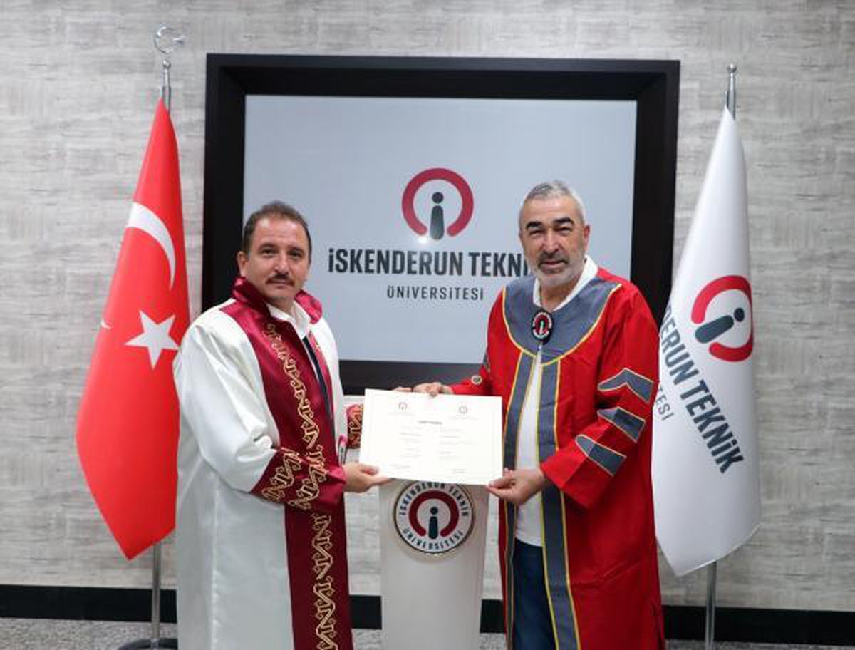 Samet Aybaba, mezuniyet diplomasını aldı