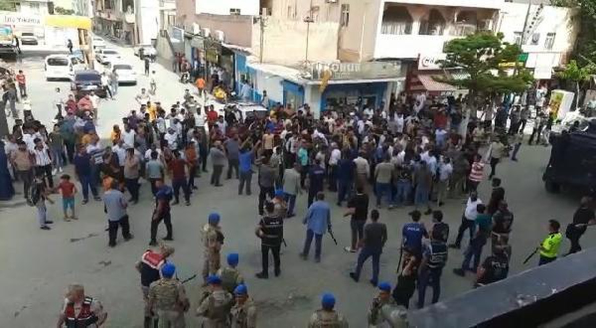 Şanlıurfa\'da aşiret üyeleri arasında çıkan arazi kavgasında 2\'si polis çok sayıda kişi yaralandı
