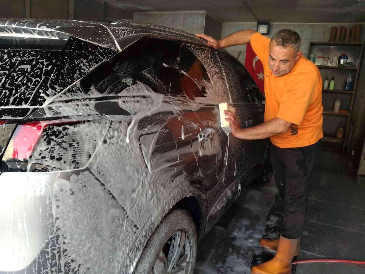 Suriye\'den gelen toz fırtınası oto yıkamacıları sevindirdi
