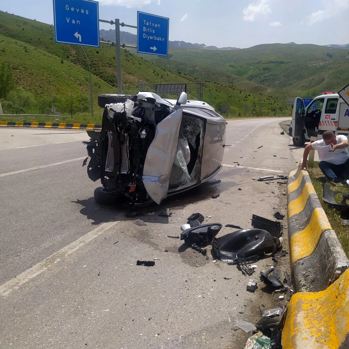 Tatvan\'da otomobille kamyonet çarpıştı: 13 yaralı