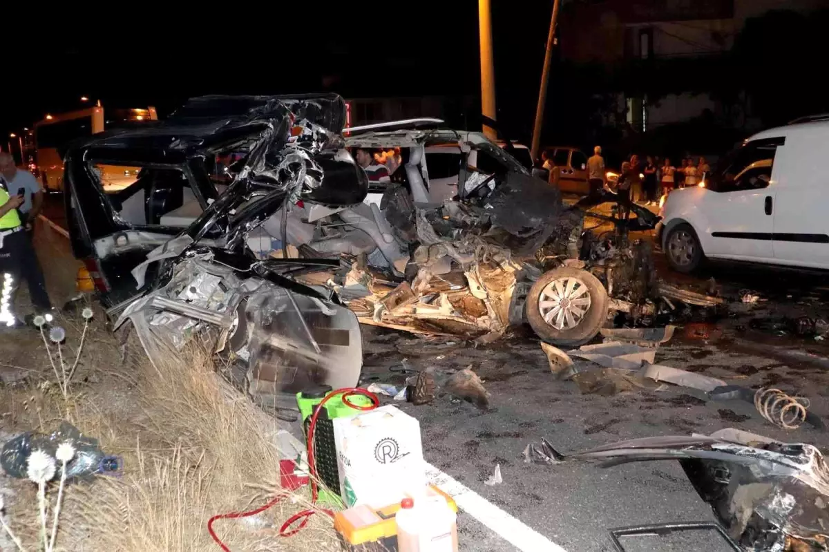 TIR'ın altına giren minibüs parçalandı, 1 yaralı