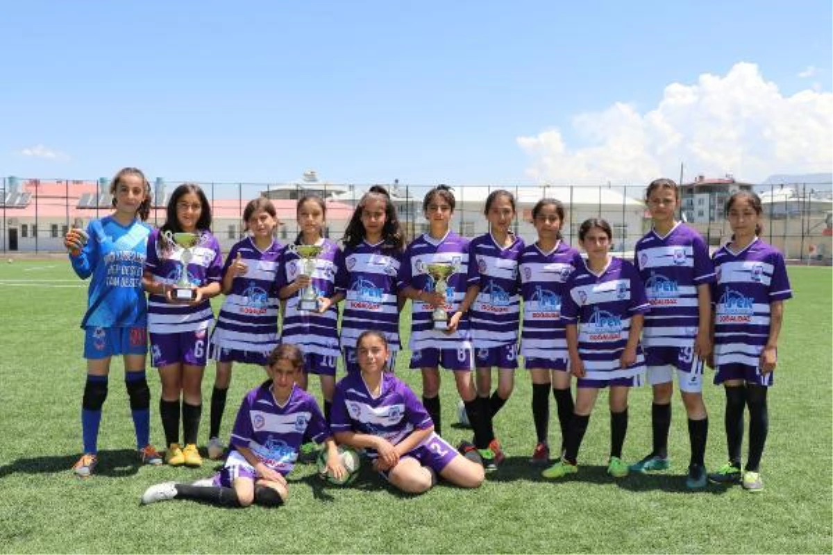 Türkiye 5\'incisi kız futbol takımı Mor Menekşeler\'in 2 oyuncusu milli takıma seçildi