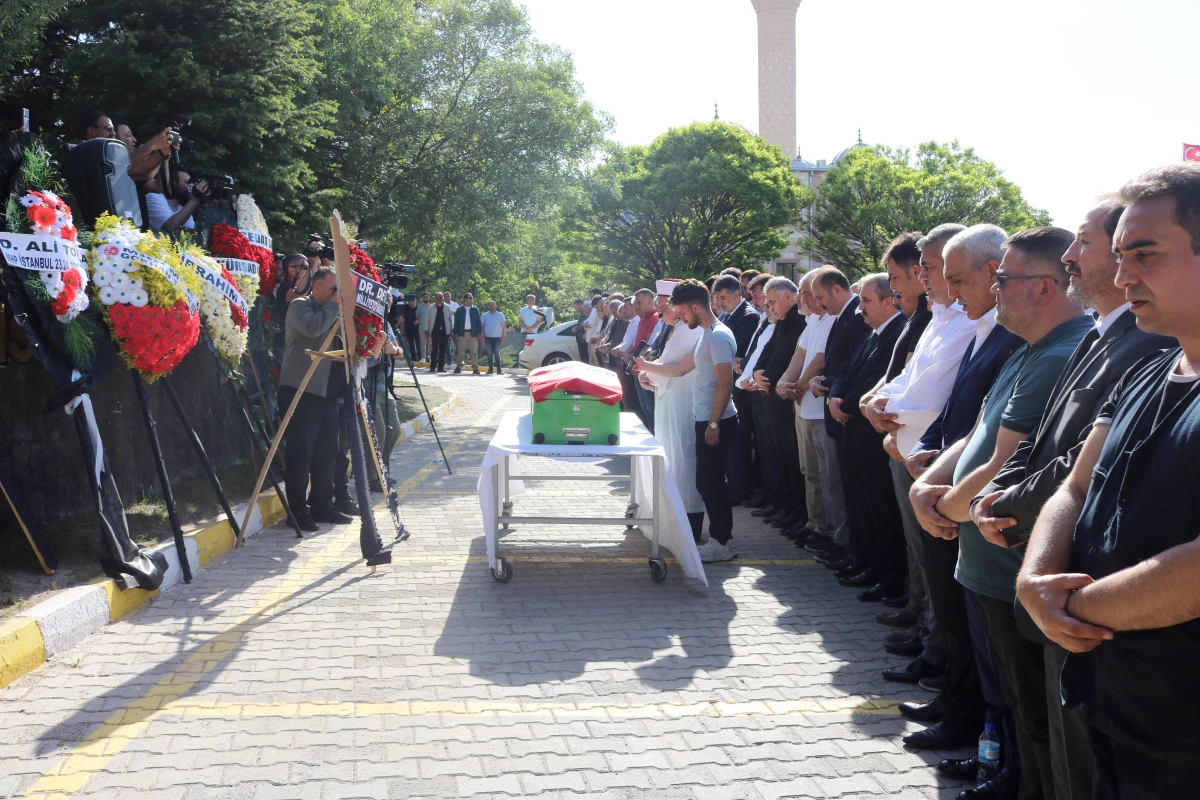 Abdullah Çatlı\'nın annesi son yolculuğuna uğurlandı! Cenazeye siyasi isimler de katıldı