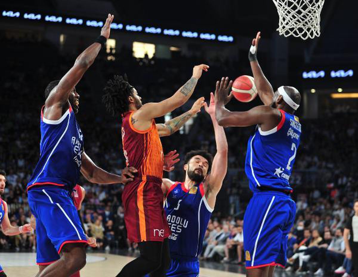 ING Basketbol Süper Ligi play-off yarı finalinde Galatasaray Nef\'i 104-77 yenerek seriyi 3-2 kazanan Anadolu Efes, finalde Fenerbahçe Beko\'nun rakibi...