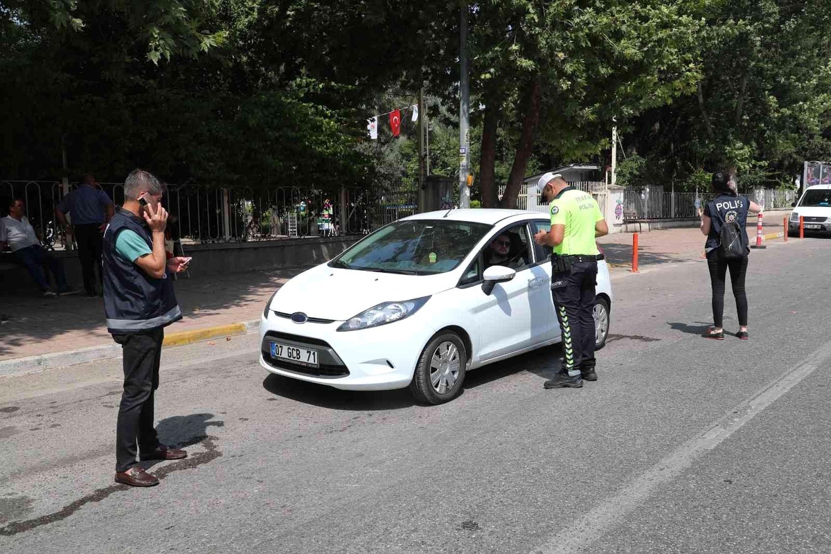 Antalya\'da 682 personelin katılımı ile yapılan \'huzur\' uygulamasında 12 kişi yakalandı