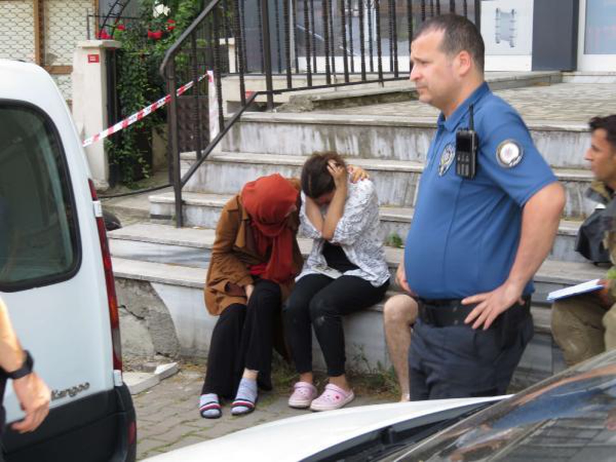 Ataşehir\'de evinde yangın çıkan kadın gözyaşlarına boğuldu
