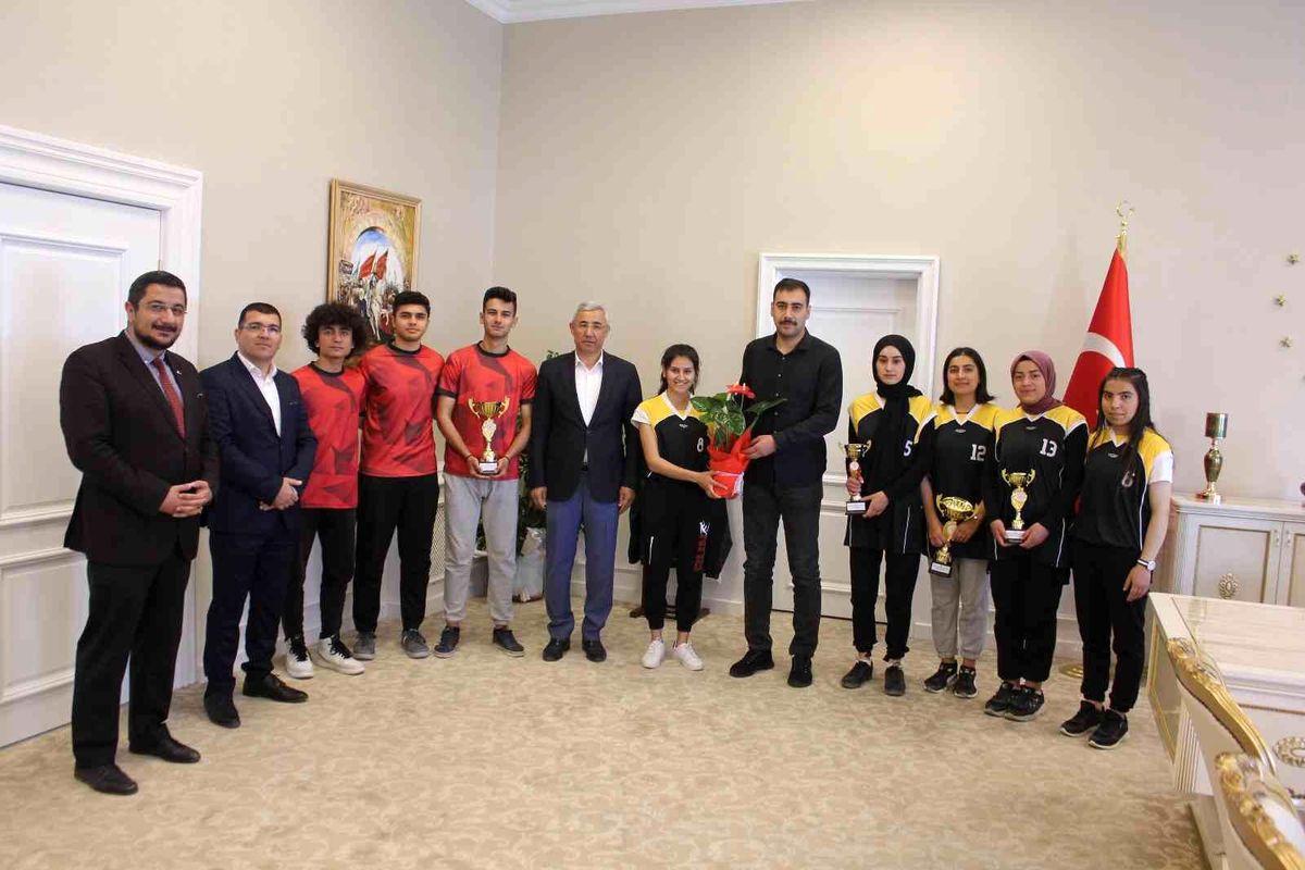 Başarılı olan takımlara çiçek hediyesi