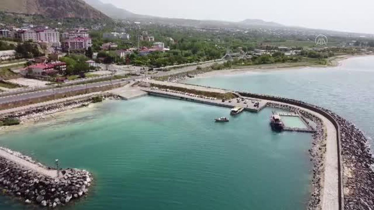 Dalgıçlar Van Gölü'nde temizlik yaptı