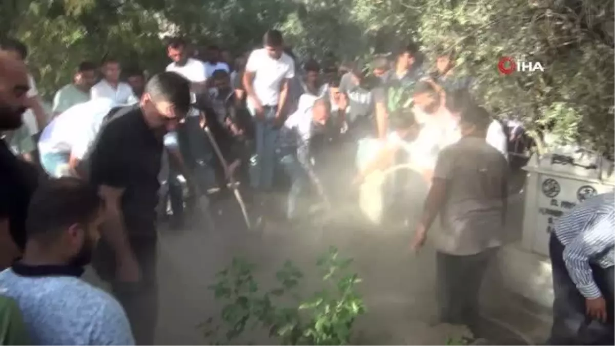 Dicle Nehri'nde boğulan Zekeriya Negiz gözyaşları arasında defnedildi