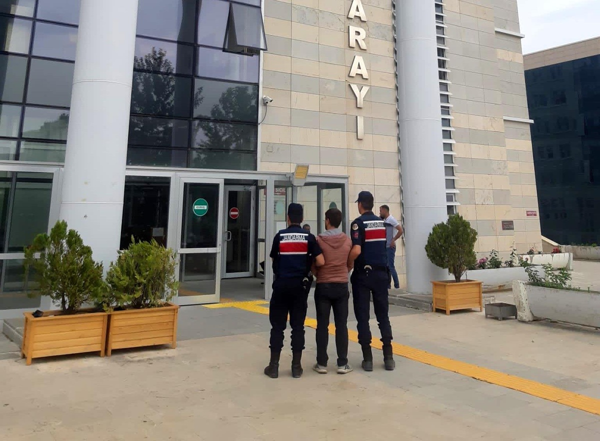 Elazığ\'da hırsızlık suçundan aranan şüpheli jandarma ekipleri tarafından yakalandı