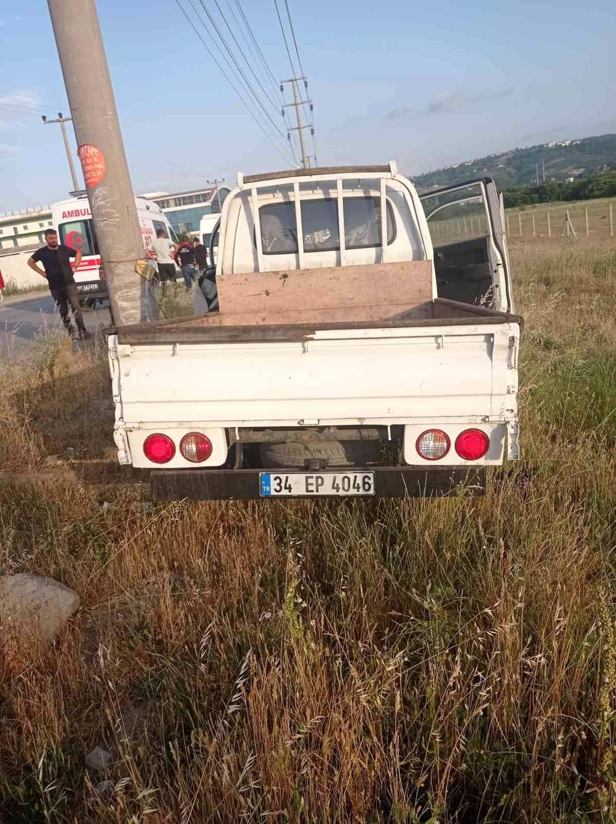 Elektrik direğine çarpan kamyonetin sürücüsü yaralandı