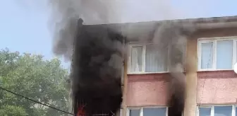 Ev yangınında 3 kişi dumandan etkilendi