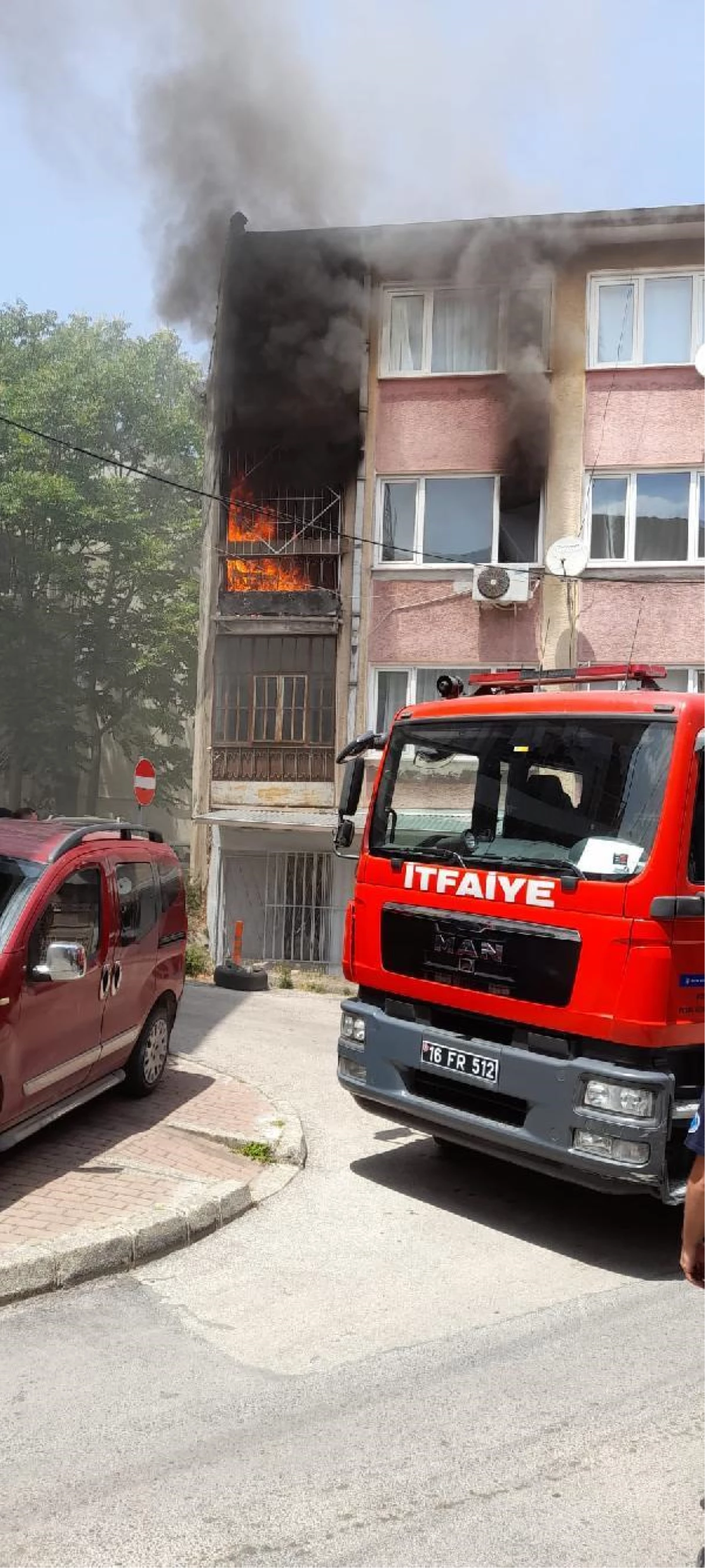 Ev yangınında 3 kişi dumandan etkilendi