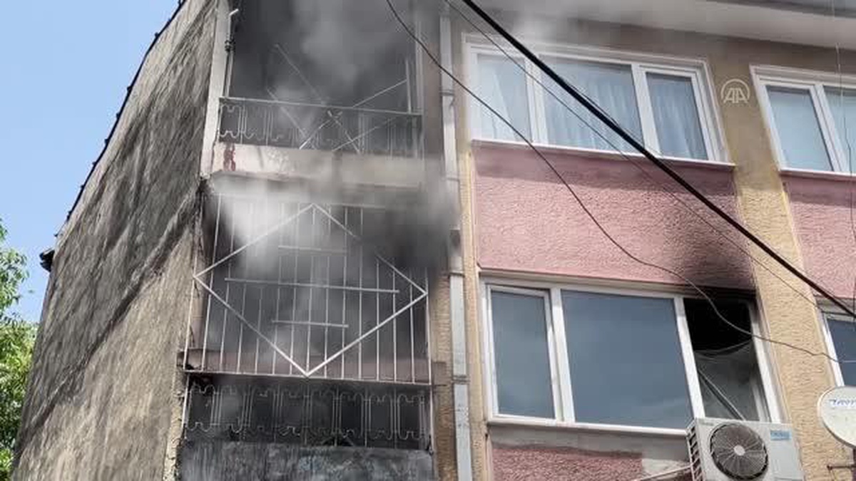 Evde çıkan yangında 3 kişi dumandan etkilendi