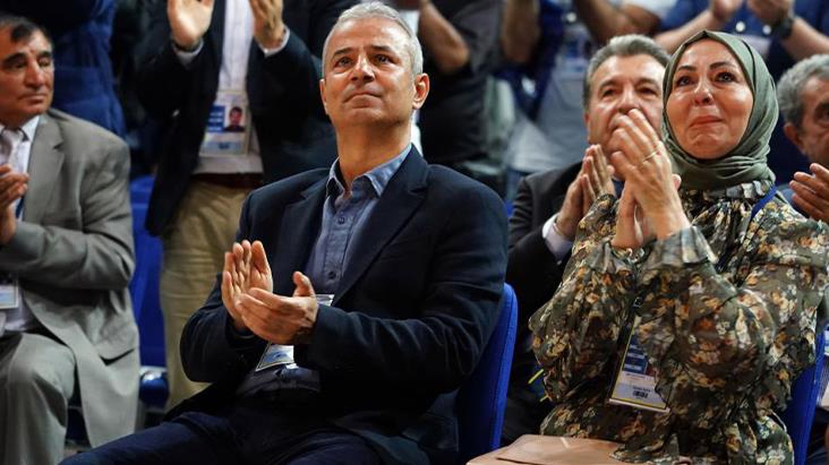 Fenerbahçe\'den ayrılan teknik adam İsmail Kartal, kendisi için hazırlanan videoyu izlerken gözleri doldu