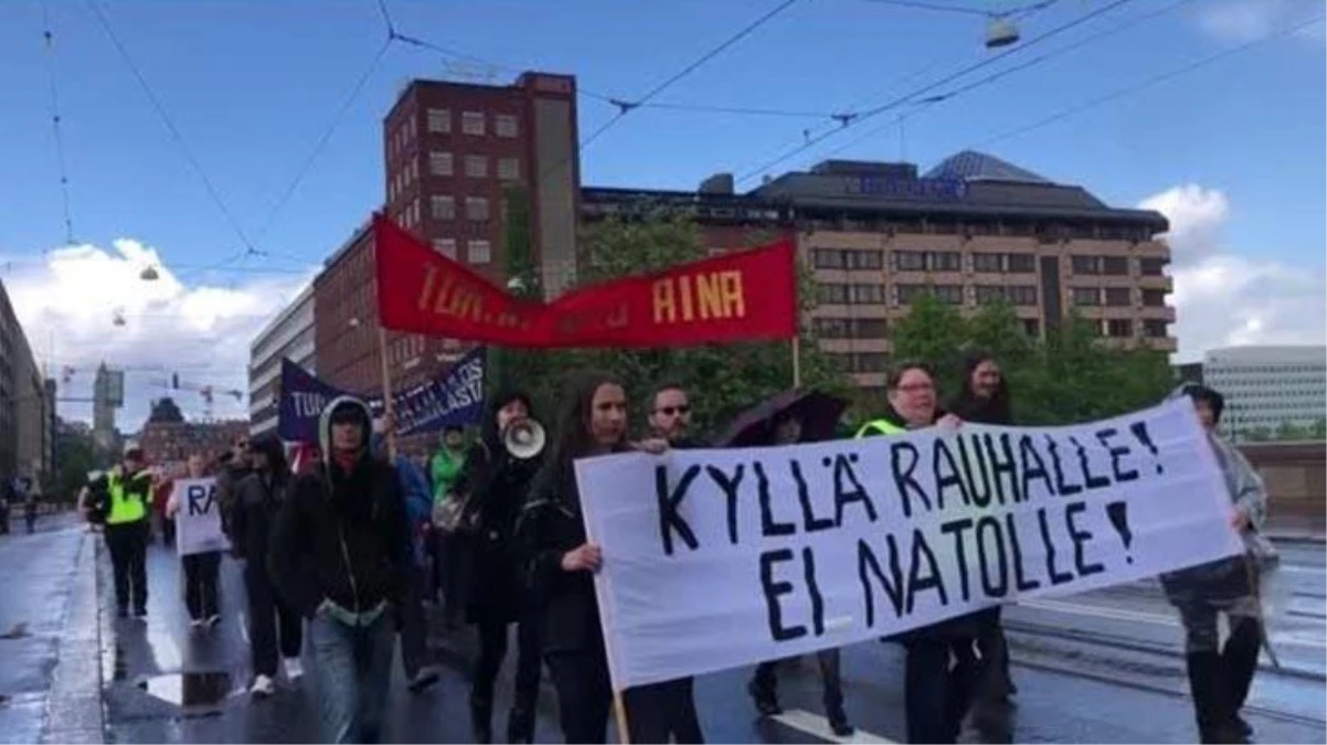 Finlandiya\'da sokağa çıkan öğrenciler, NATO karşıtı gösteri yaptı