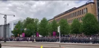 Finlandiya ordusu başkent sokaklarında