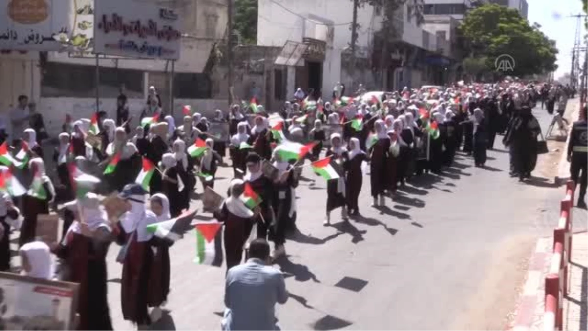 Hafız genç kızlar "Filistin bayrak yürüyüşü" düzenledi