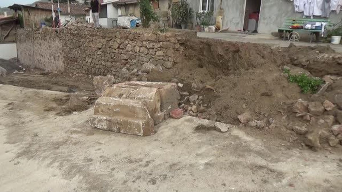 İstinat duvarı inşaatı sırasında lahit ve mezar taşı bulundu