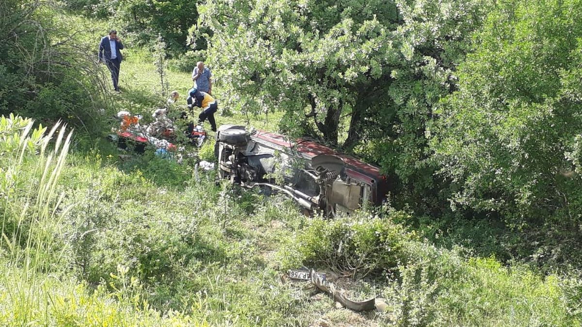 Karabük\'te şarampole devrilen otomobildeki 3 kişi yaralandı