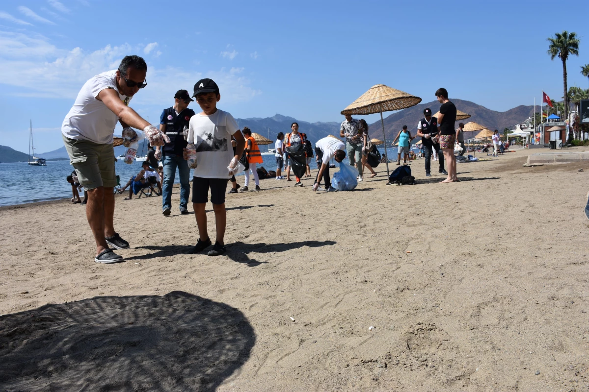 Marmaris\'te dalgıçlar denizde, gönüllüler plajda temizlik yaptı