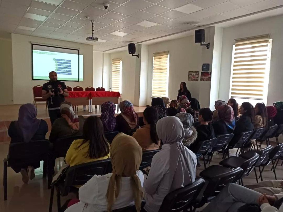 Narkotik polisleri annelere madde bağımlılığını anlattı
