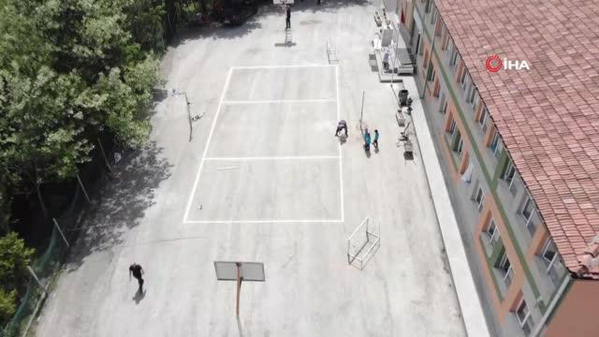 Okulun çevresini temizleyen jandarma, öğrencilerle meyve fidanı dikti