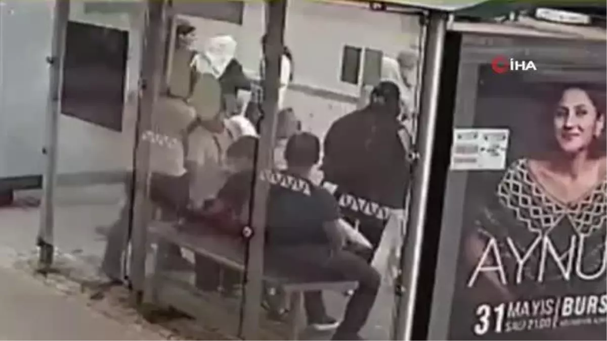 Otobüs durağındaki hırsızlık girişimi güvenlik kamerasında