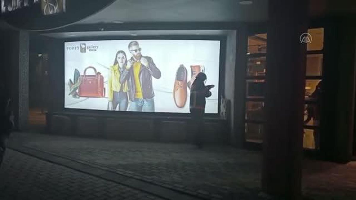Reklam tabelasına sıkışan kargayı itfaiye kurtardı