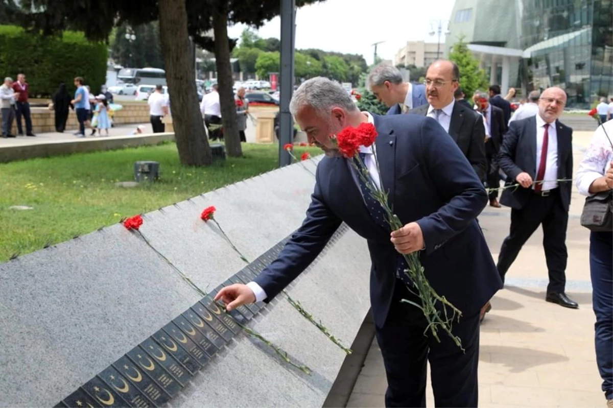 Rektör Şahin, Azerbaycan\'da Türk şehitliğini ziyaret etti