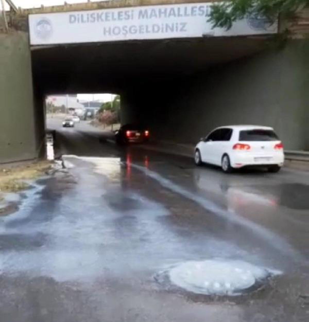 Rögardan taşan beyaz renkli su dereye aktı