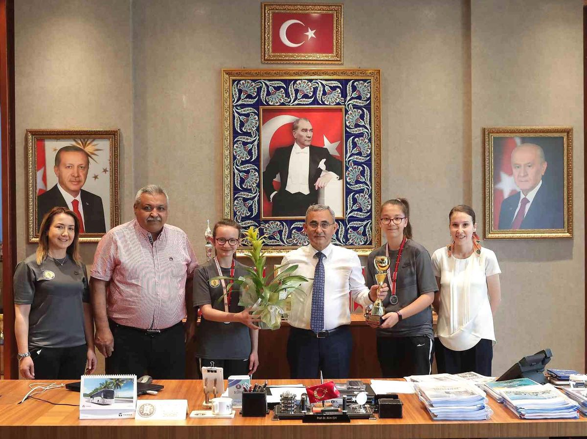 Şampiyon sporcular belediyede