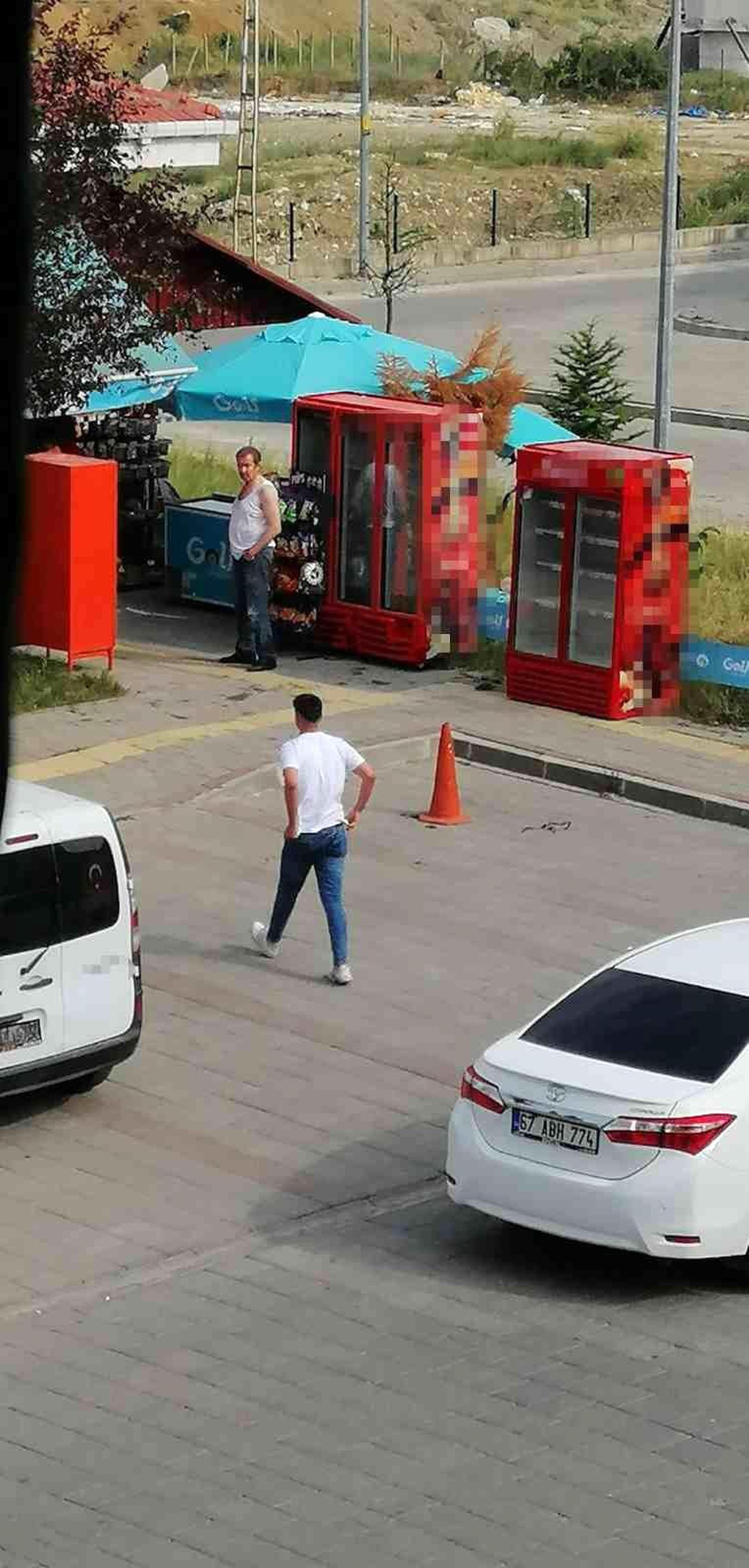 Sokak ortasında doktorla esnaf kavga etti