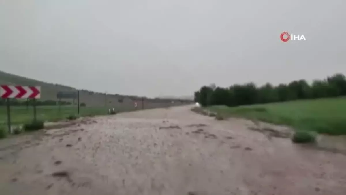 Şuhut'ta karayolu adeta göle döndü