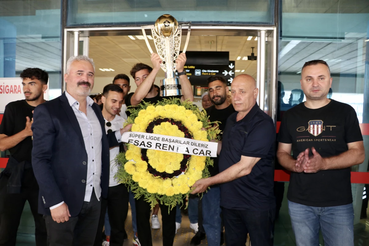 İstanbulspor kupasını Ömer Sarıalioğlu\'nun mezarına getirdi