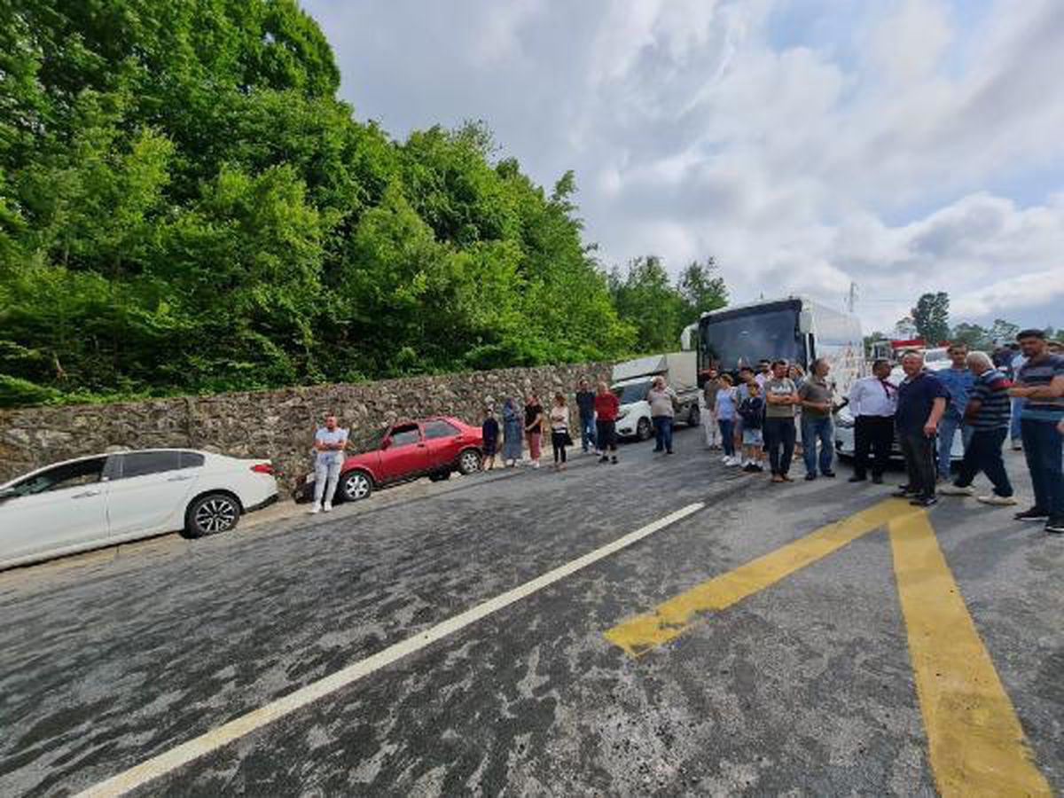 TIR\'dan düşen trafo trafiği durdurdu