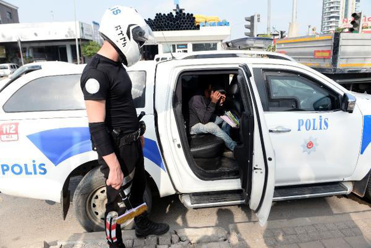 Trafik ışıklarında cam silip sürücülerden para isteyen 80 kişiye para cezası